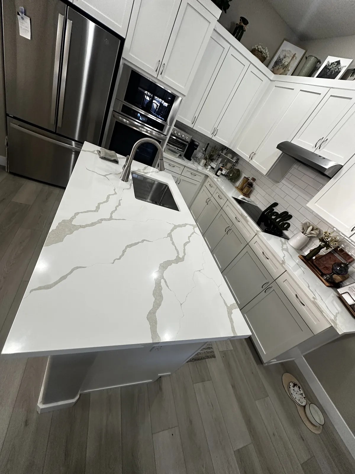 White quartz island top with an undermount sink in a Mesa, AZ kitchen, installed by RDC Renovation